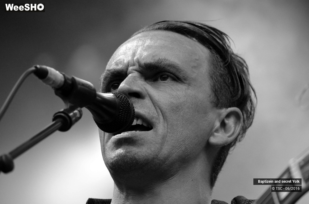 9/37 photos du spectacle Baptizein and secret yolk