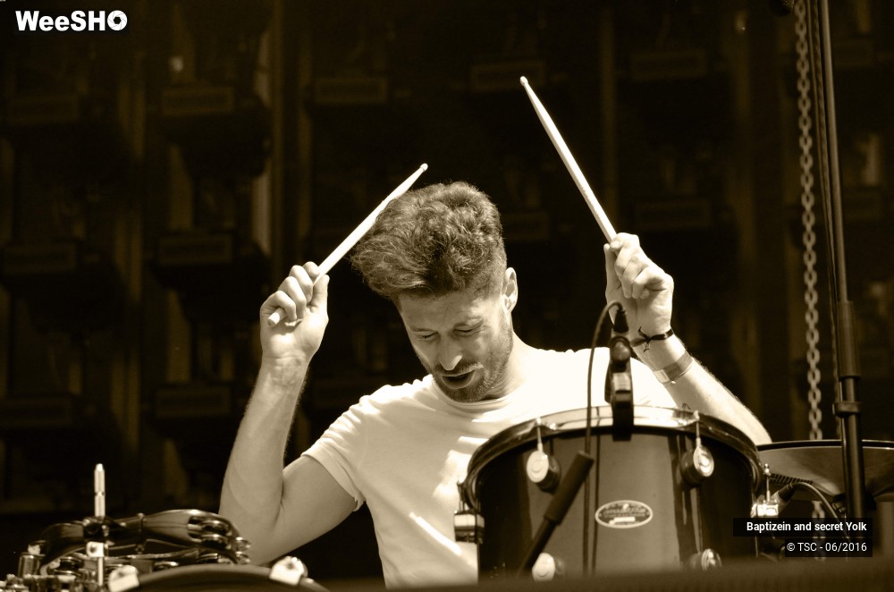 17/37 photos du spectacle Baptizein and secret yolk