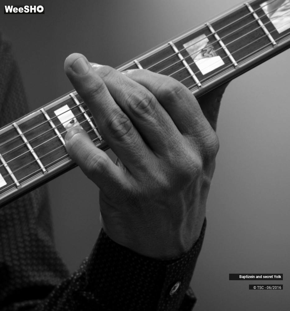 20/37 photos du spectacle Baptizein and secret yolk