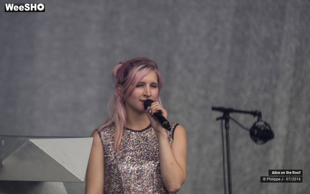 8/12 photos du spectacle Alice on the Roof