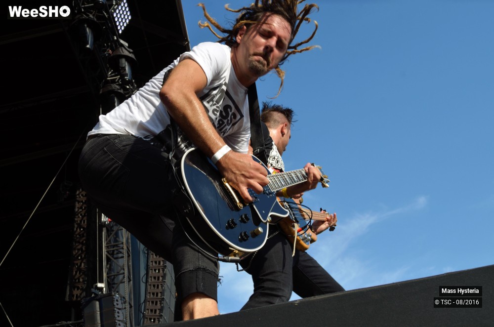 16/17 photos du spectacle Mass Hysteria