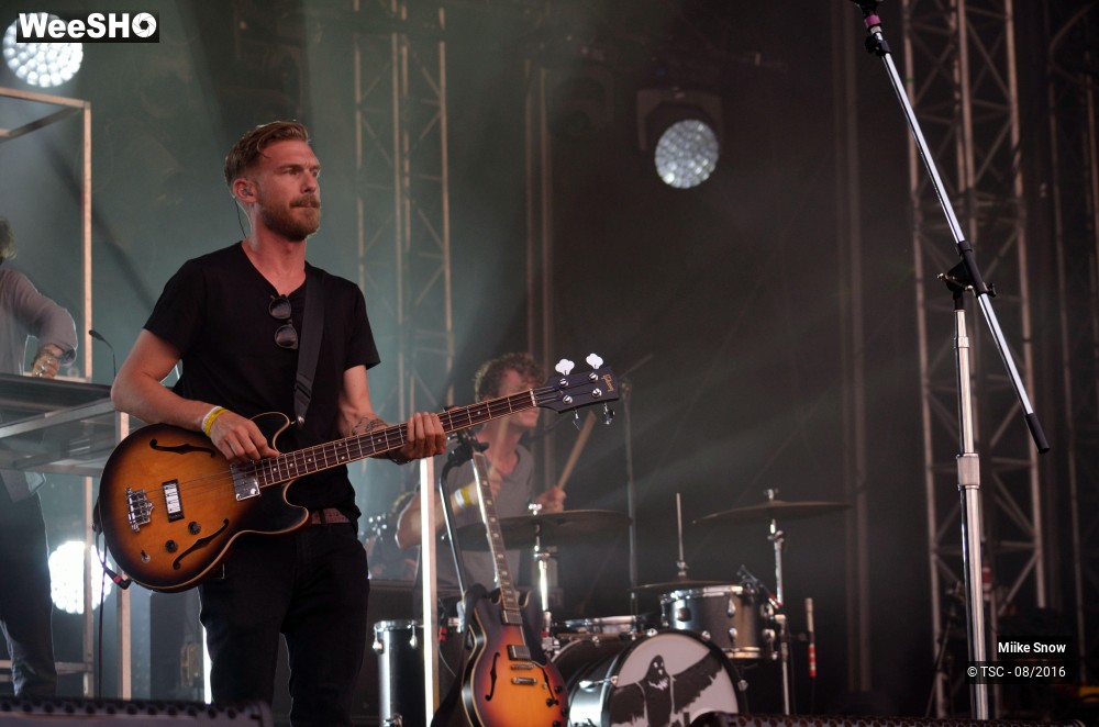 8/9 photos du spectacle Miike Snow