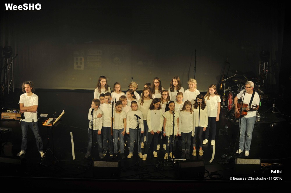 15/18 photos du spectacle Pat Bol et la chorale de l'école de musique