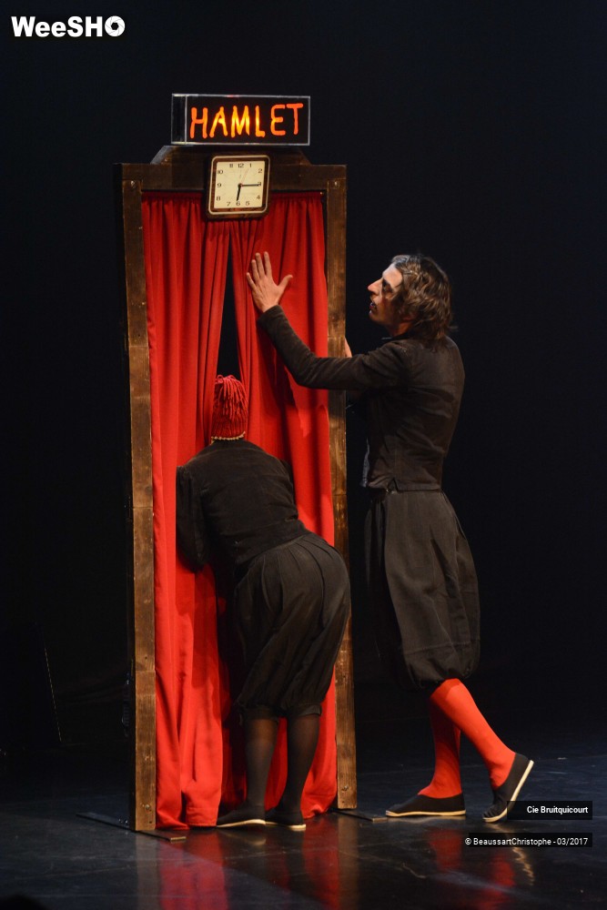 32/44 photos du spectacle Hamlet en 30 minutes