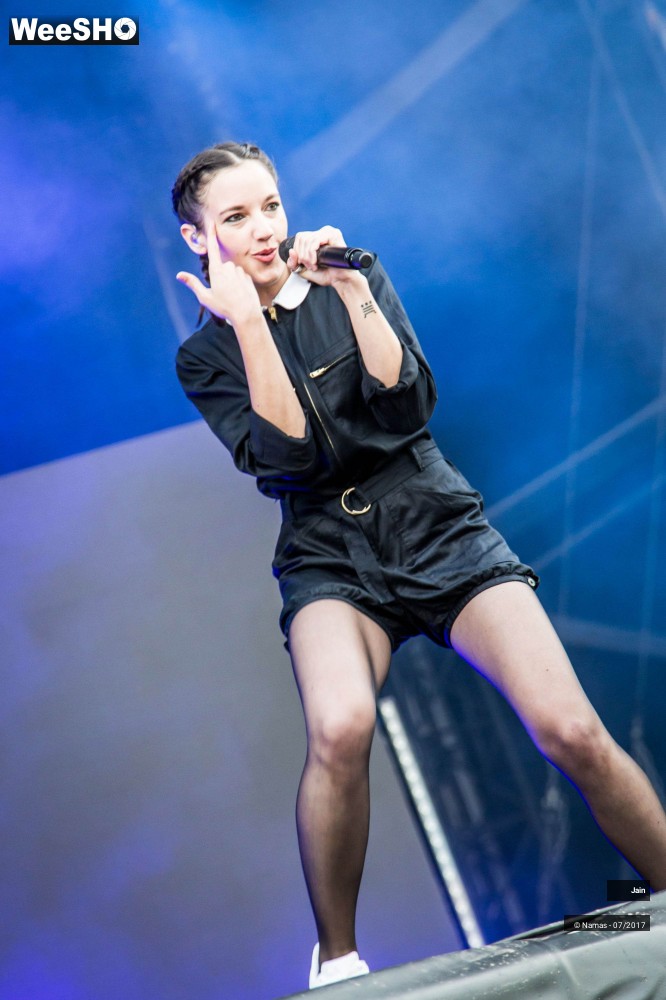 7/35 photos du spectacle Jain