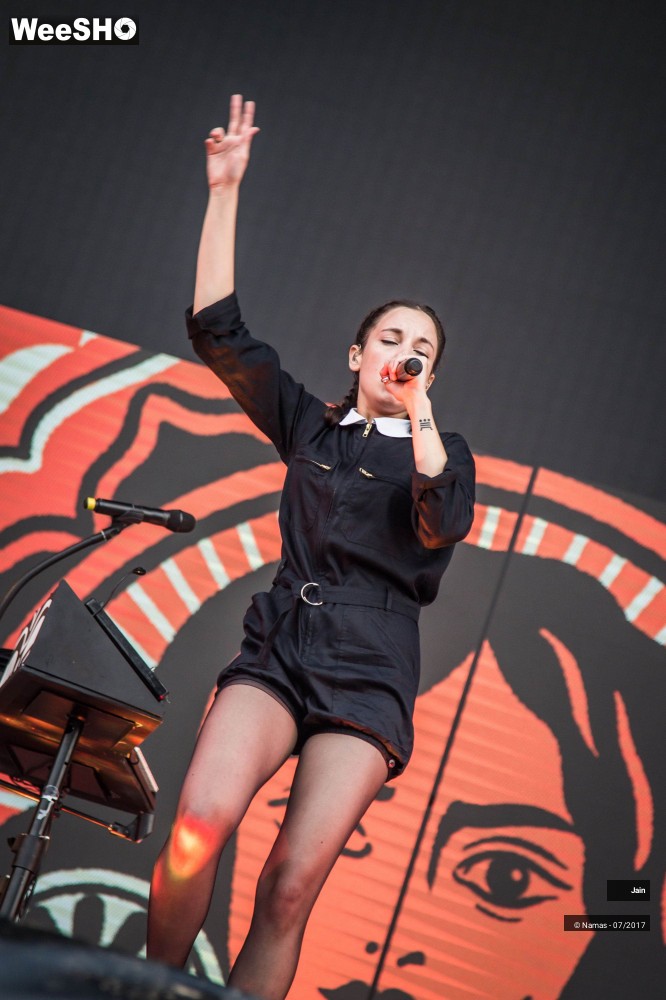 8/35 photos du spectacle Jain