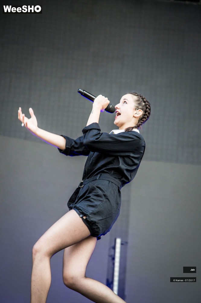 9/35 photos du spectacle Jain