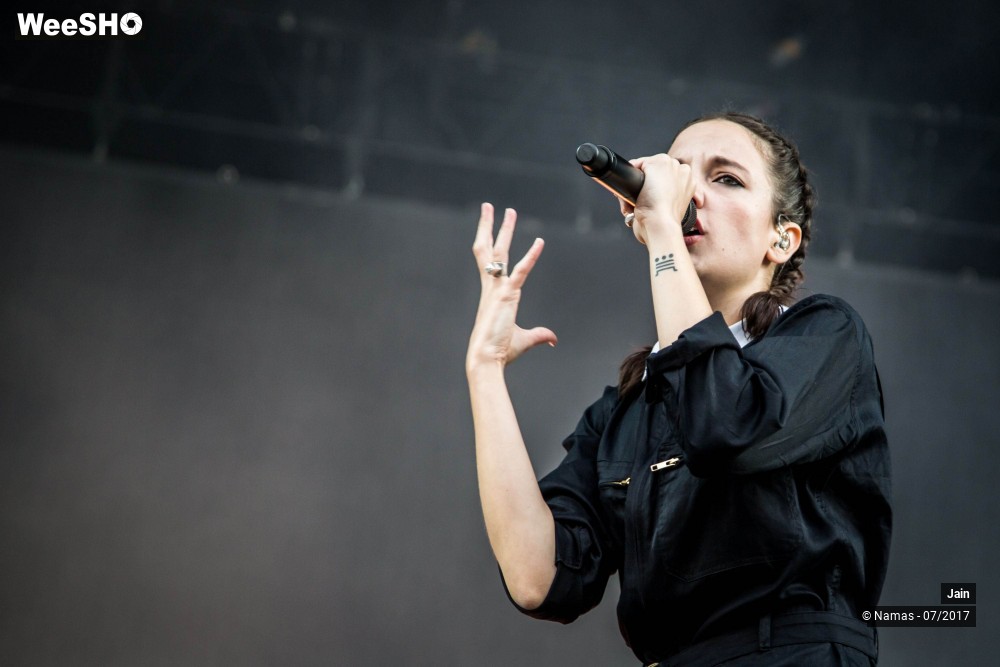 10/35 photos du spectacle Jain