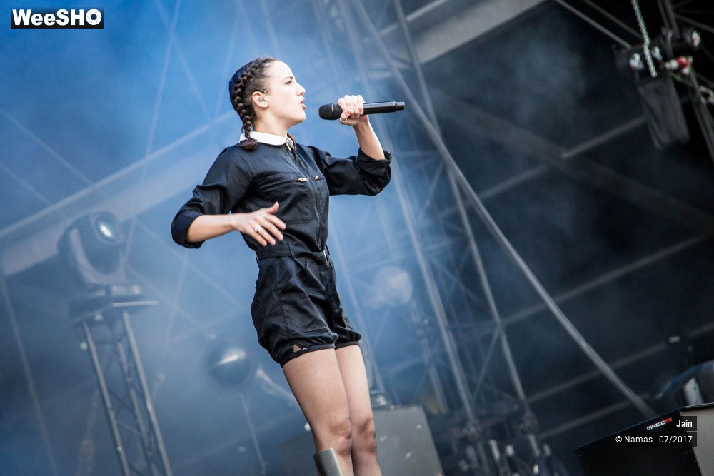 11/35 photos du spectacle Jain