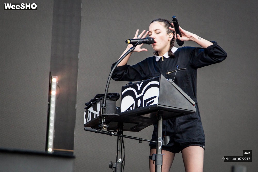 13/35 photos du spectacle Jain