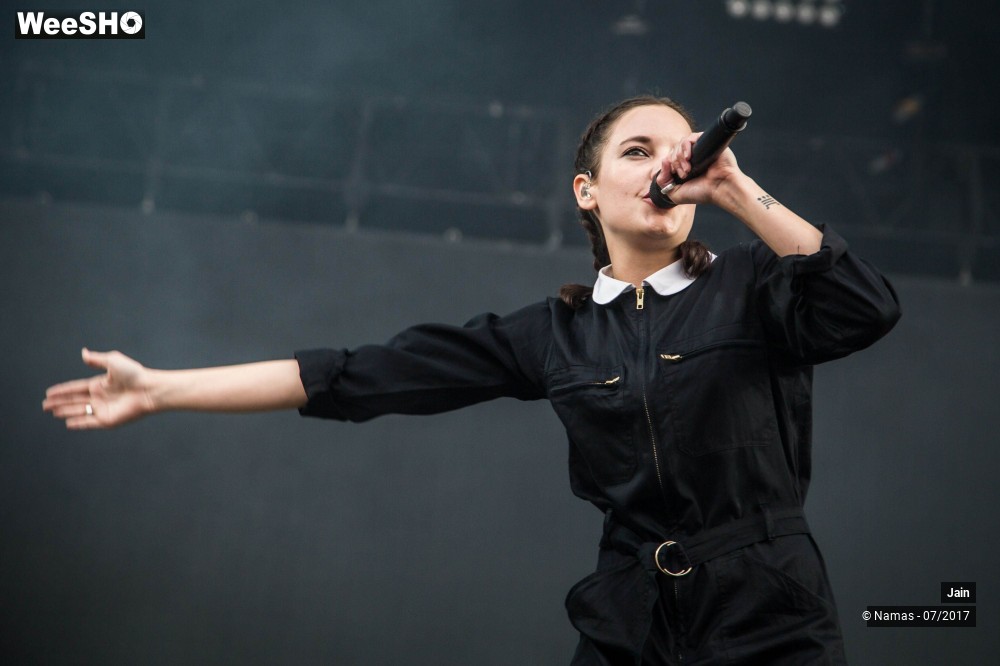 14/35 photos du spectacle Jain