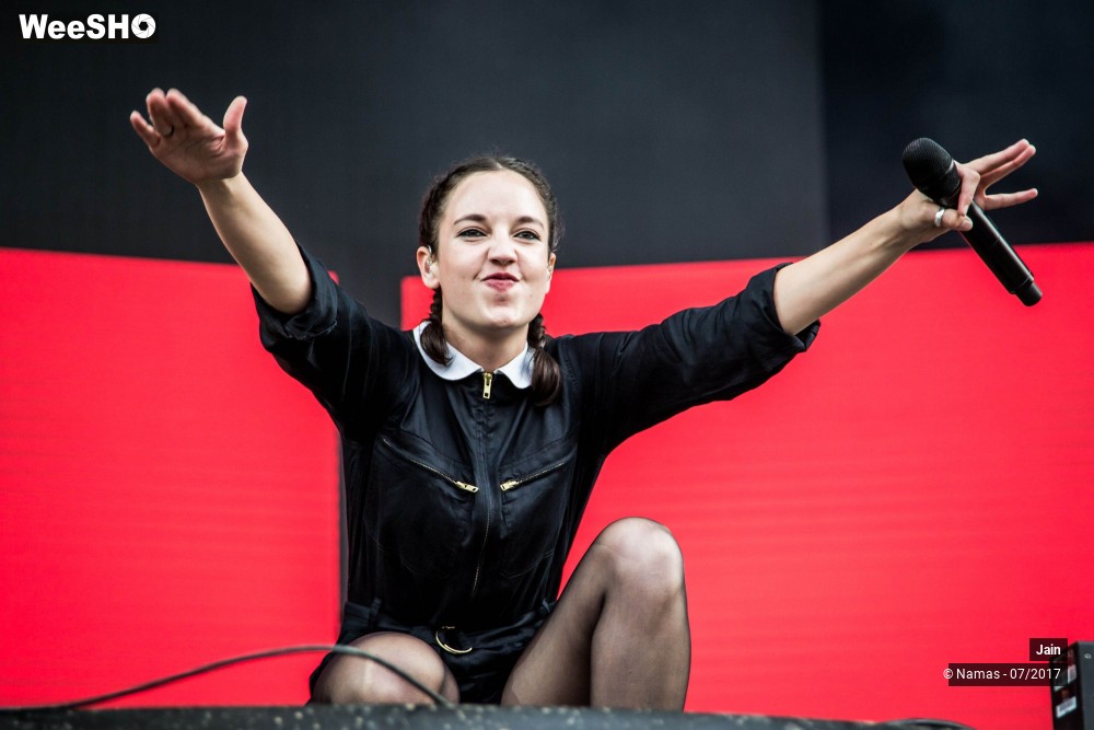 15/35 photos du spectacle Jain