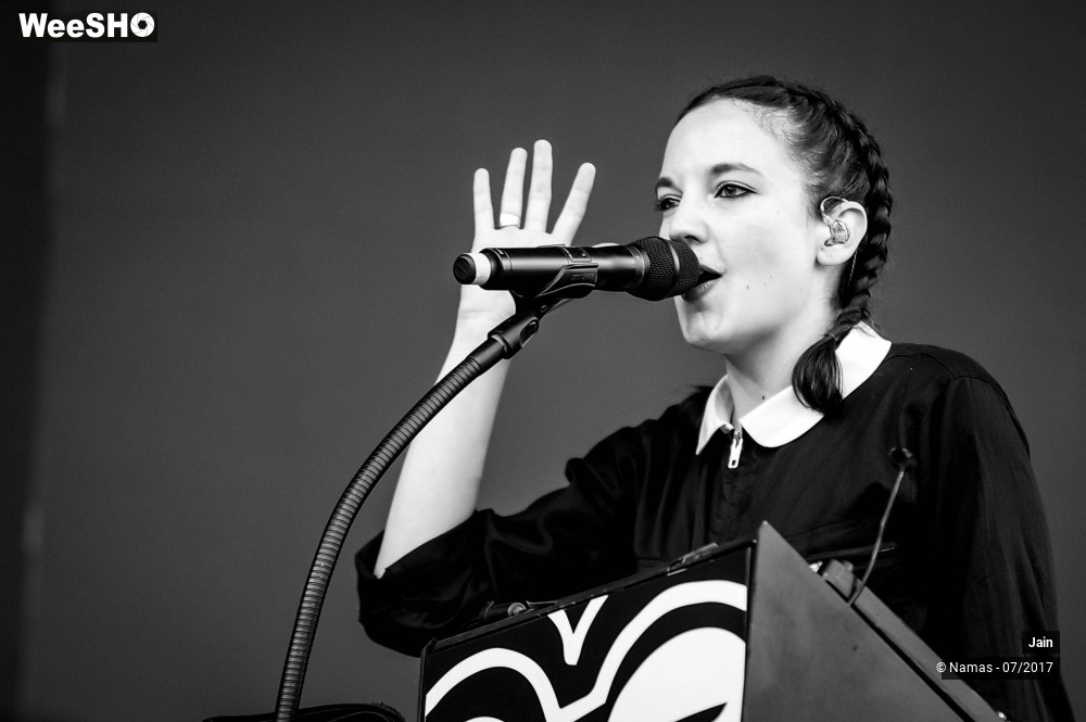 16/35 photos du spectacle Jain