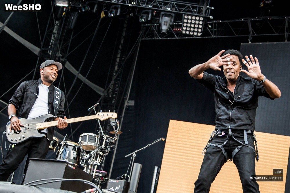 17/35 photos du spectacle Jain