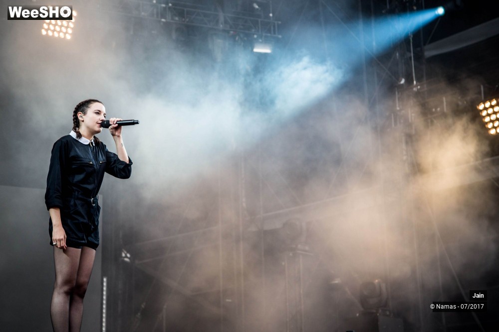 18/35 photos du spectacle Jain