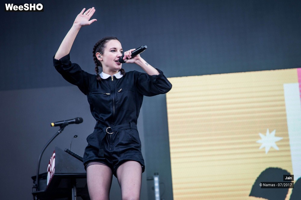 19/35 photos du spectacle Jain