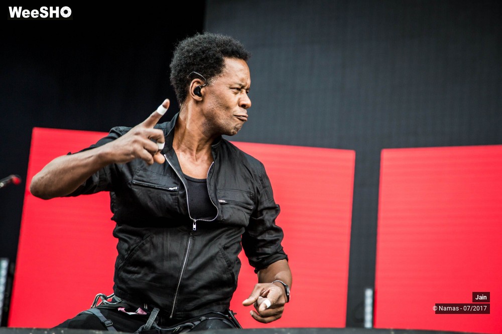 25/35 photos du spectacle Jain