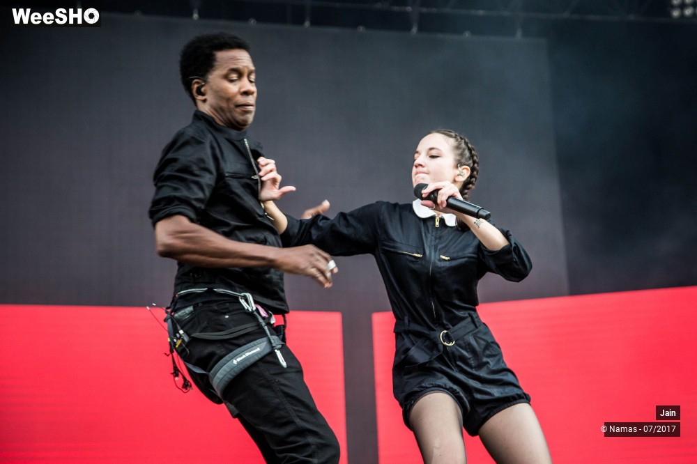 26/35 photos du spectacle Jain