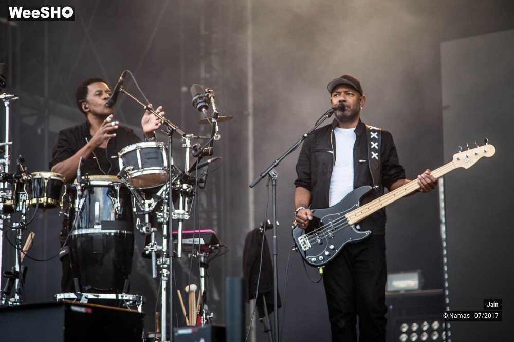 27/35 photos du spectacle Jain