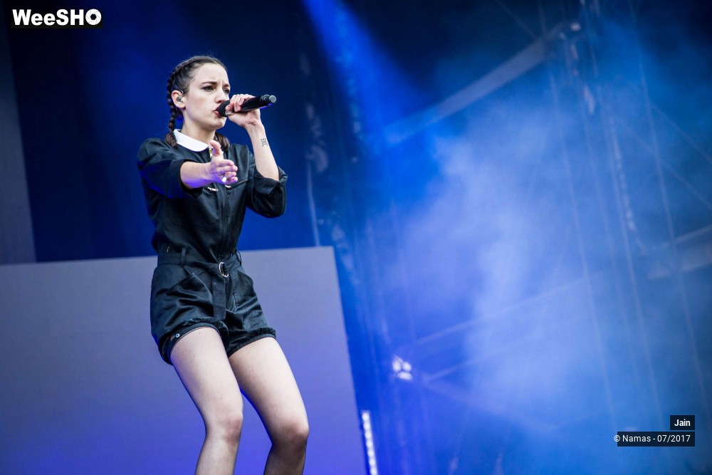 28/35 photos du spectacle Jain