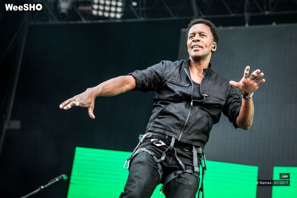 29/35 photos du spectacle Jain