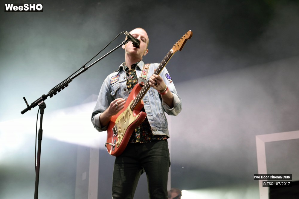 4/18 photos du spectacle Two Door Cinema Club