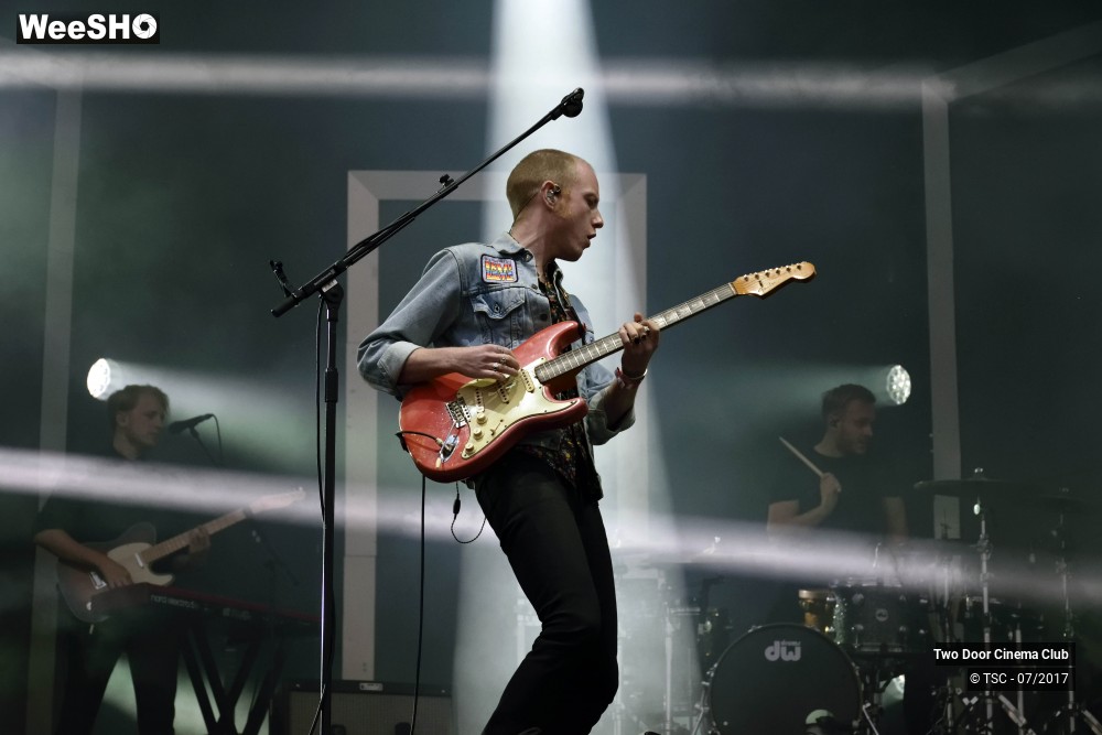 5/18 photos du spectacle Two Door Cinema Club