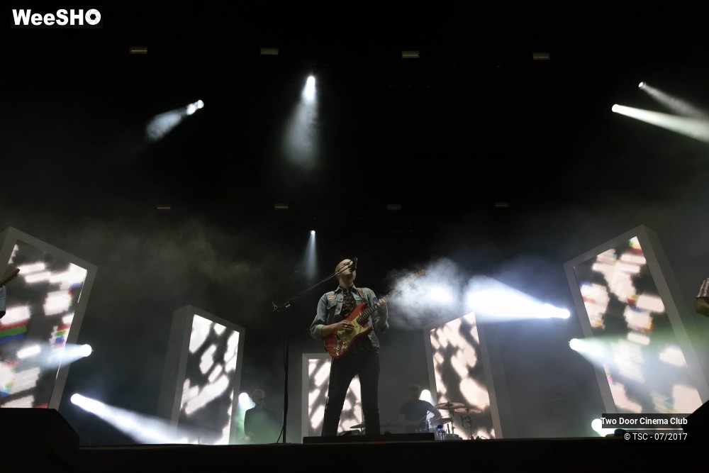 8/18 photos du spectacle Two Door Cinema Club