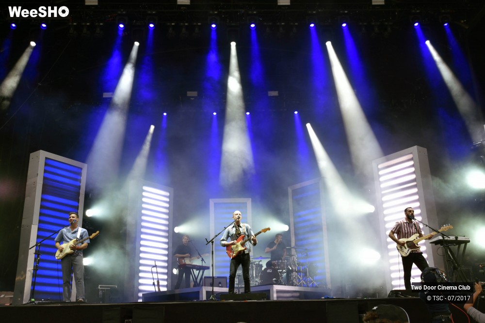 14/18 photos du spectacle Two Door Cinema Club