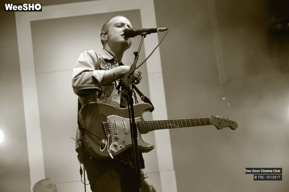 18/18 photos du spectacle Two Door Cinema Club