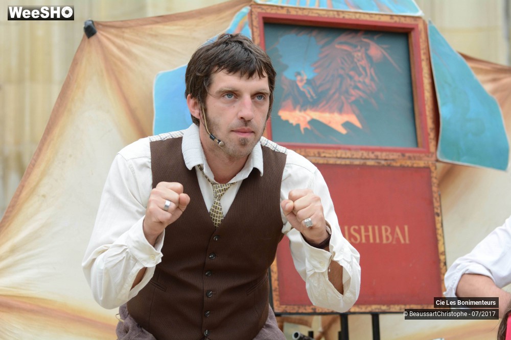 13/28 photos du spectacle Le Kamishibaï: Otto l´accessoiriste