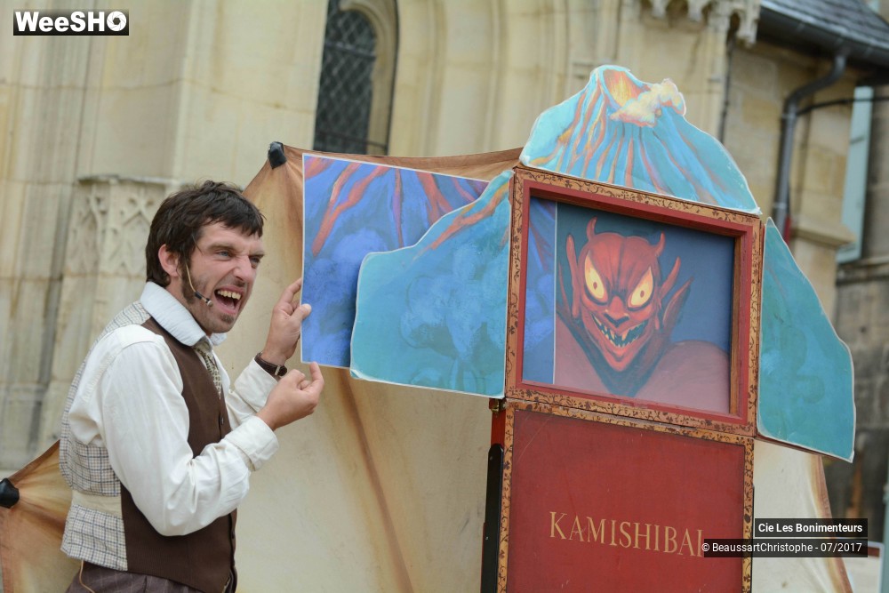 14/28 photos du spectacle Le Kamishibaï: Otto l´accessoiriste