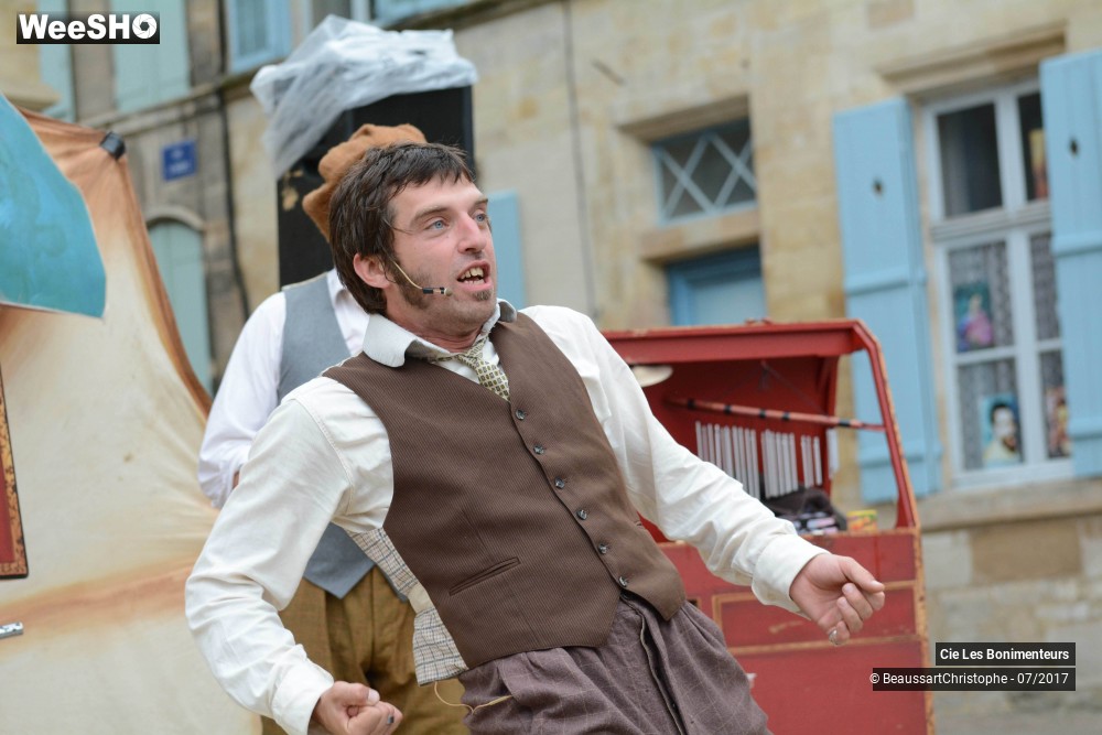 15/28 photos du spectacle Le Kamishibaï: Otto l´accessoiriste