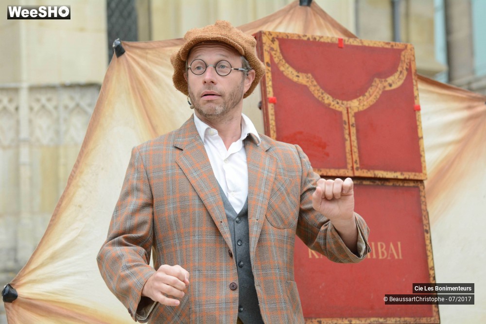 16/28 photos du spectacle Le Kamishibaï: Otto l´accessoiriste