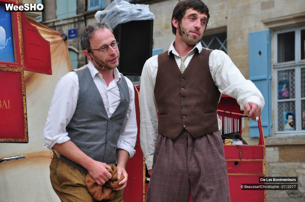 19/28 photos du spectacle Le Kamishibaï: Otto l´accessoiriste