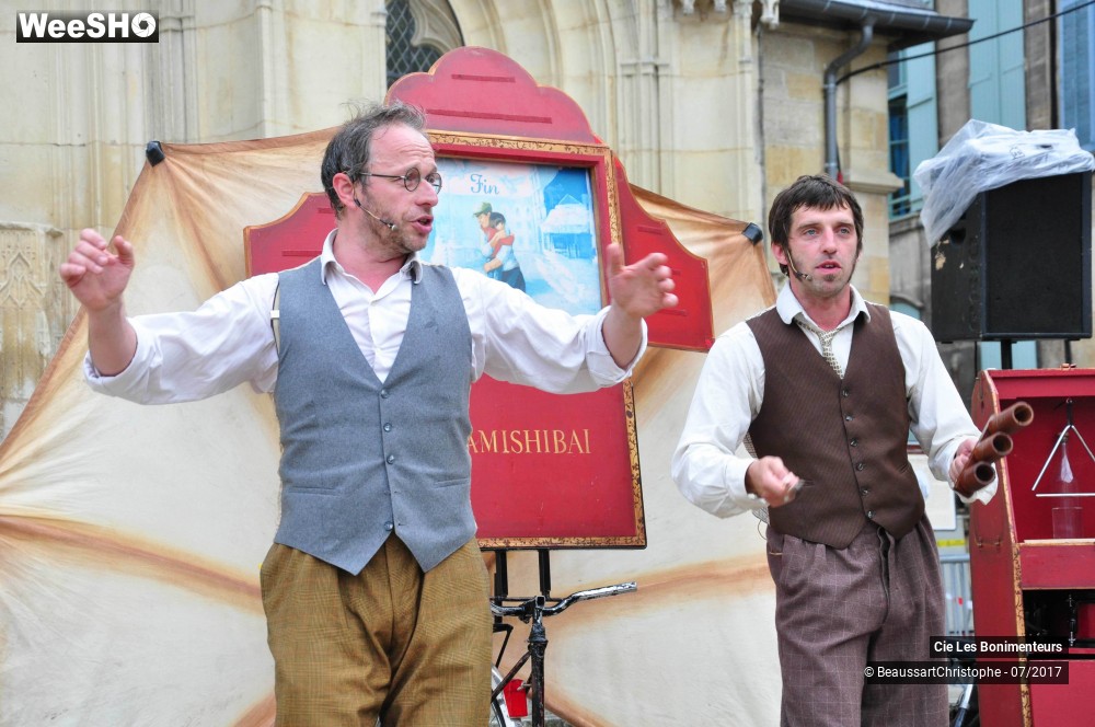 20/28 photos du spectacle Le Kamishibaï: Otto l´accessoiriste