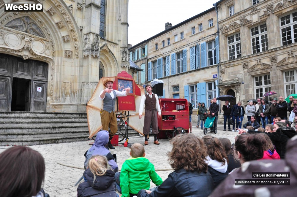 21/28 photos du spectacle Le Kamishibaï: Otto l´accessoiriste