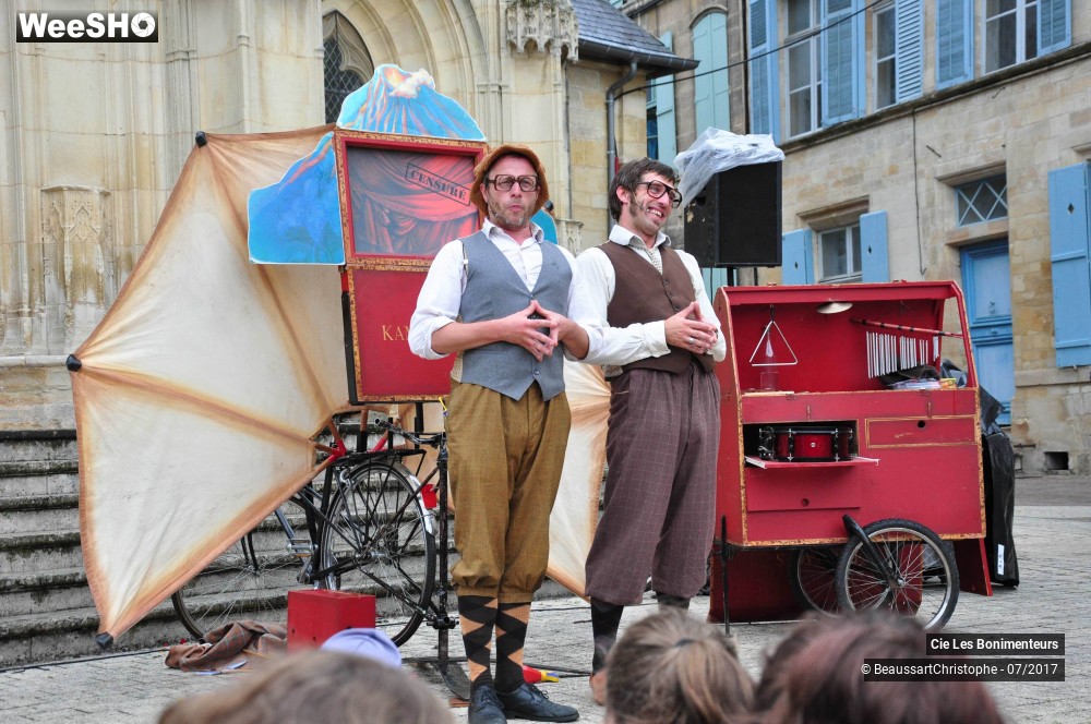 25/28 photos du spectacle Le Kamishibaï: Otto l´accessoiriste