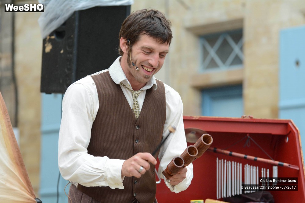 26/28 photos du spectacle Le Kamishibaï: Otto l´accessoiriste