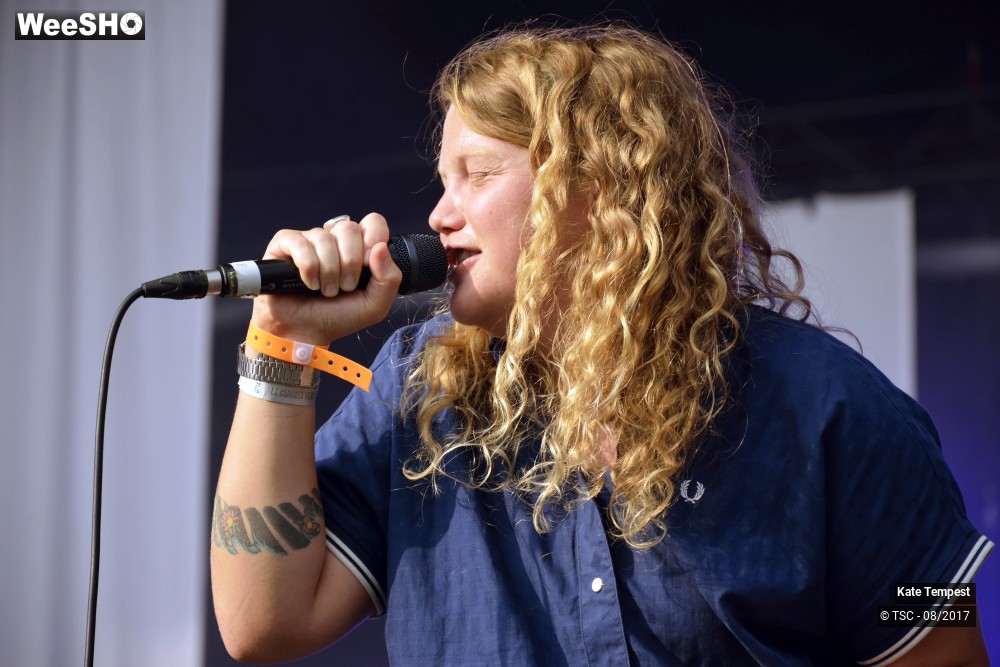 15/25 photos du spectacle Kate Tempest