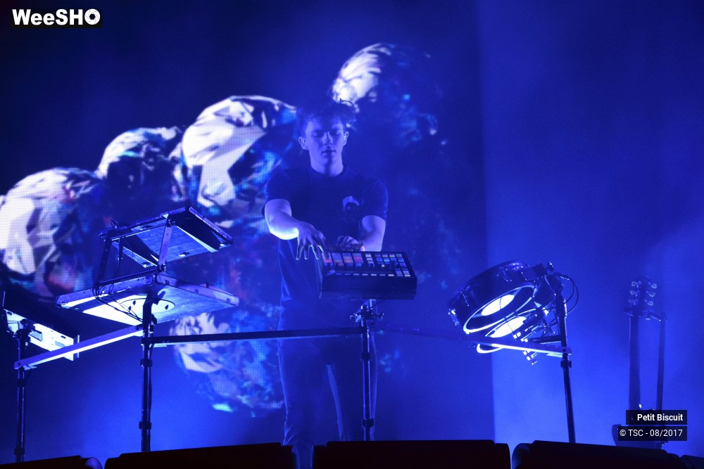 1/16 photos du spectacle Petit Biscuit