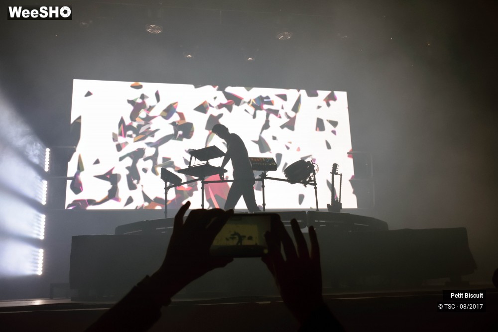 2/16 photos du spectacle Petit Biscuit
