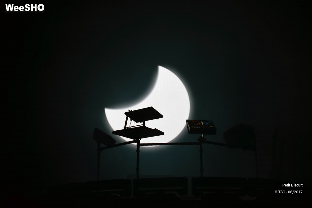 8/16 photos du spectacle Petit Biscuit