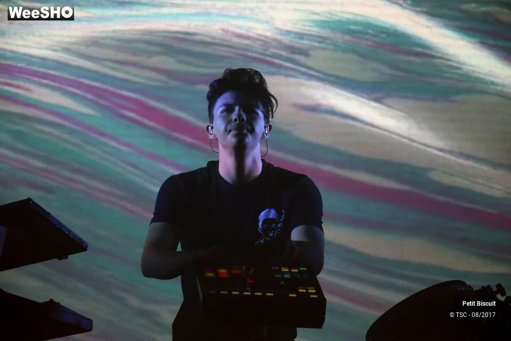13/16 photos du spectacle Petit Biscuit