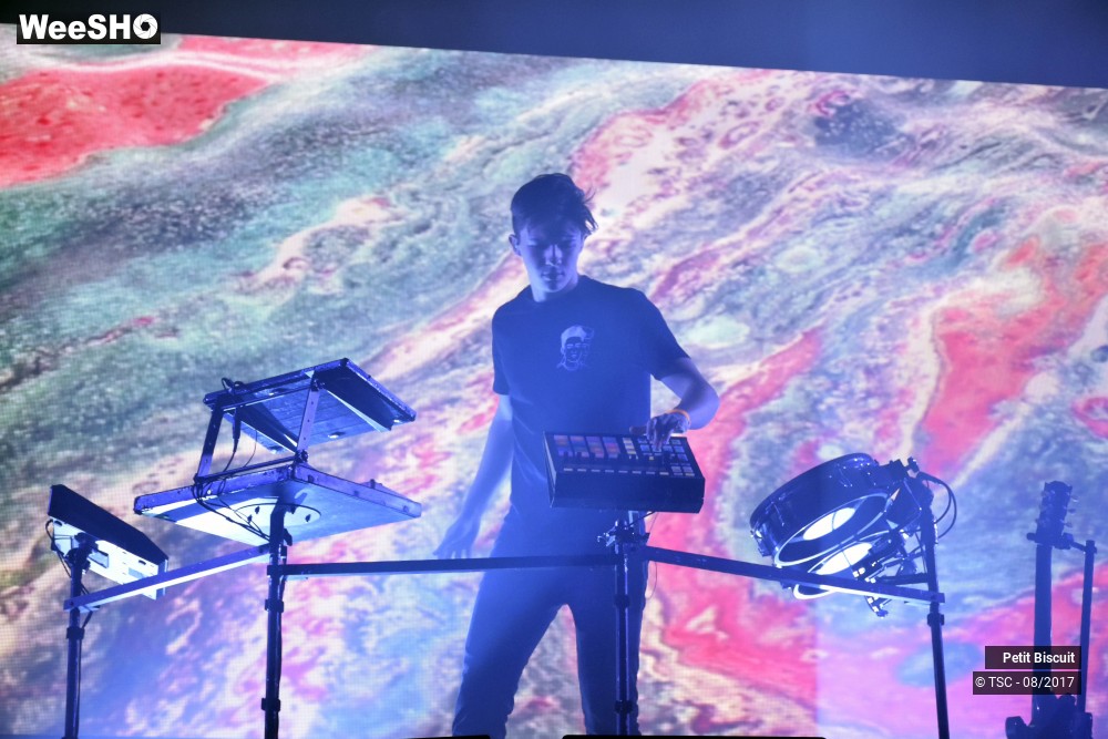 14/16 photos du spectacle Petit Biscuit