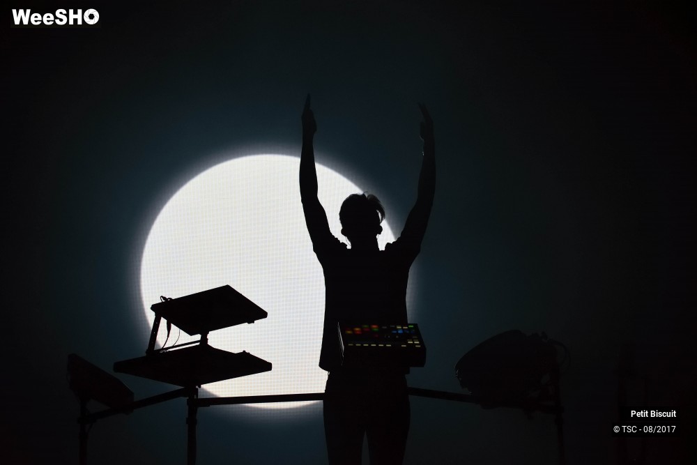 15/16 photos du spectacle Petit Biscuit