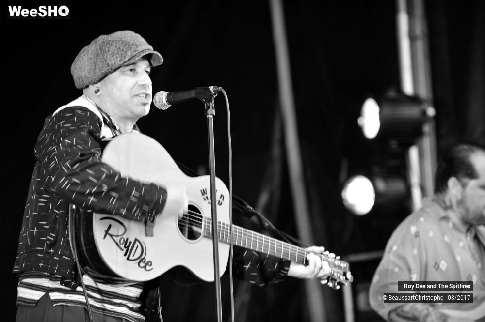 20/21 photos du spectacle Roy Dee and The Spitfires