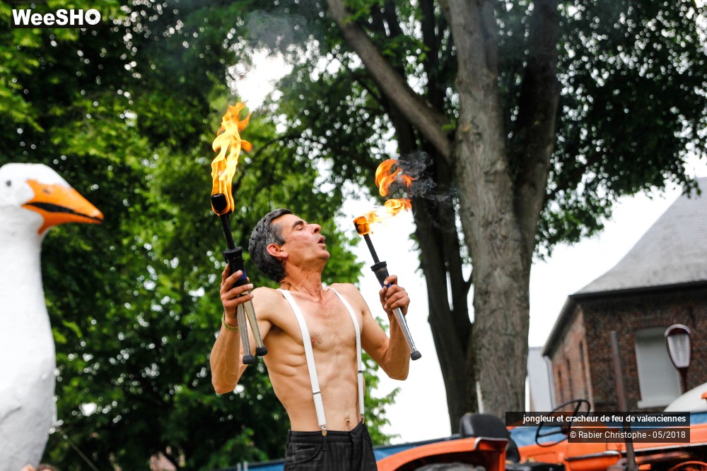 14/21 photos du spectacle jongleur et cracheur de feu de valenciennes