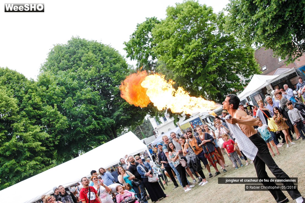 16/21 photos du spectacle jongleur et cracheur de feu de valenciennes