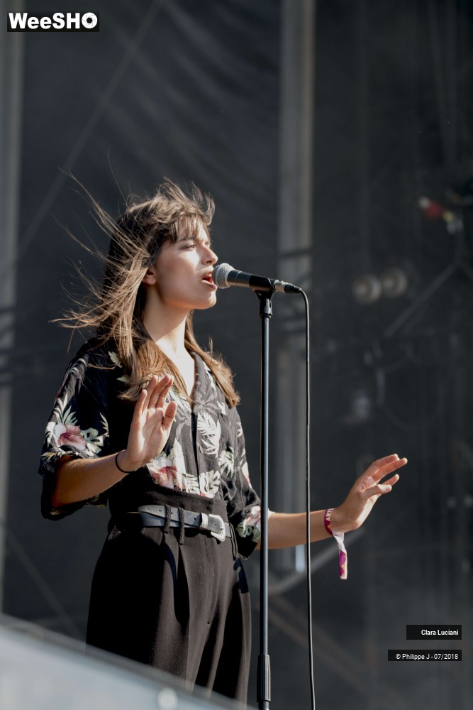 5/10 photos du spectacle Clara Luciani